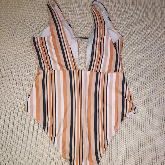 Cupshe one piece swimsuit - Picture 2 of 4